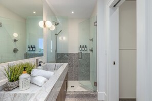 Shower, hair dryer, towels, soap - Palapa Haus - Whitewater Park Spa - River Views - Greenbelt Access (Garden City)