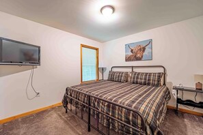 2 bedrooms, iron/ironing board, free WiFi, bed sheets