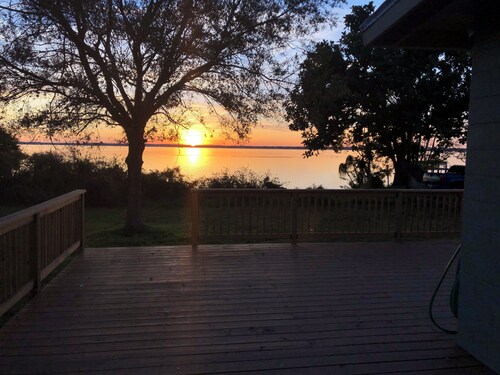 Beautiful 2/2 Cottage waterfront property on Lake Jackson in Sebring FL.