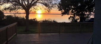 Beautiful 2/2 Cottage waterfront property on Lake Jackson in Sebring FL.