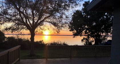 Beautiful 2/2 Cottage waterfront property on Lake Jackson in Sebring FL.