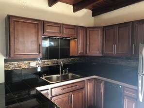 Private kitchen - Beautiful 2/2 Cottage waterfront property on Lake Jackson in Sebring FL. (Sebring)