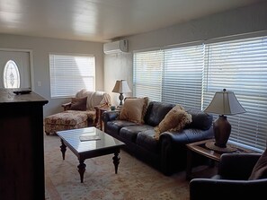 Living area - Beautiful 2/2 Cottage waterfront property on Lake Jackson in Sebring FL. (Sebring)