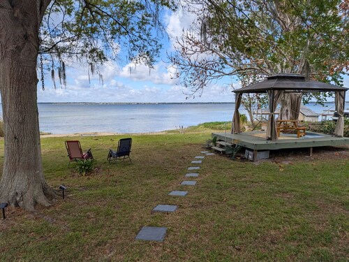 Beautiful 2/2 Cottage waterfront property on Lake Jackson in Sebring FL.