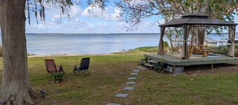 Beautiful 2/2 Cottage waterfront property on Lake Jackson in Sebring FL.