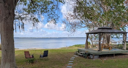 Beautiful 2/2 Cottage waterfront property on Lake Jackson in Sebring FL.