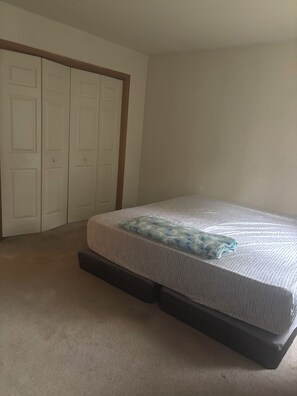 3 bedrooms, Internet, bed sheets - Poconos mountain living (East Stroudsburg)