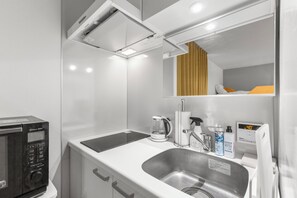 Apartamento clásico, 1 habitación, no fumadores, lanai (204) | Cocina privada | Frigorífico, microondas, tostadora y utensilios de cocina