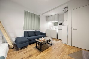 Căn hộ tiện nghi đơn giản, 1 phòng ngủ, không hút thuốc, lanai (304) | Khu phòng khách | Smart TV 50-inch có truyền hình cáp, Netflix, dịch vụ stream 