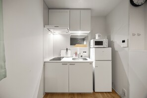 Căn hộ tiện nghi đơn giản, 1 phòng ngủ, không hút thuốc, lanai (304) | Bếp riêng | Tủ lạnh, lò vi sóng, lò nướng bánh mì 