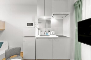 Kühlschrank, Mikrowelle, Toaster, Kochgeschirr/Geschirr/Besteck