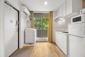 Eenvoudig appartement, balkon, uitzicht op de stad | Terras