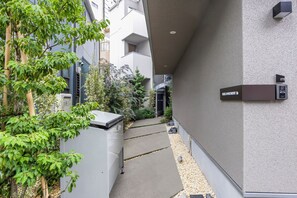 Unclassified image, 2 of 119, button - Nishi-Shinjuku Apartment (Tokyo)