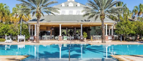 Een verwarmd zwembad