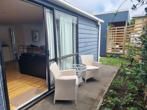 Sailrock Studio, Mangawhai Heads, short stroll to estuary, shops, cafes/bars