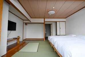 Kolmen hengen standard-huone | Tallelokero huoneessa, ilmainen Wi-Fi