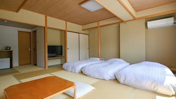 Family Room | In-room safe, free WiFi