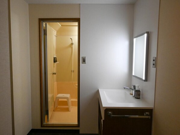 Suihkun ja ammeen yhdistelmä, hiustenkuivaaja, tohvelit, pyyhkeet