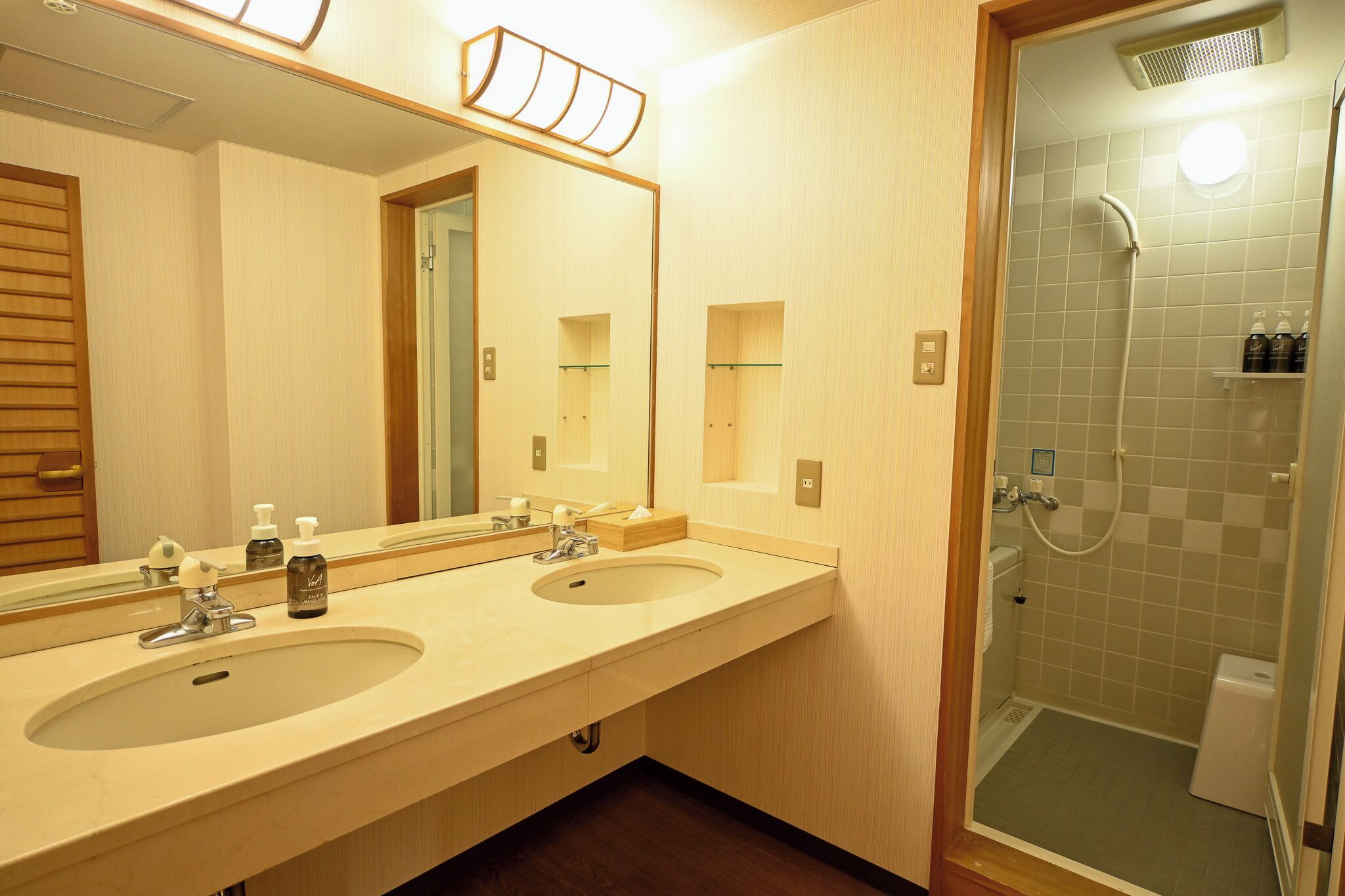 Chambre familiale | Salle de bain | Ensemble baignoire-douche, séchoir à cheveux, pantoufles, bidet