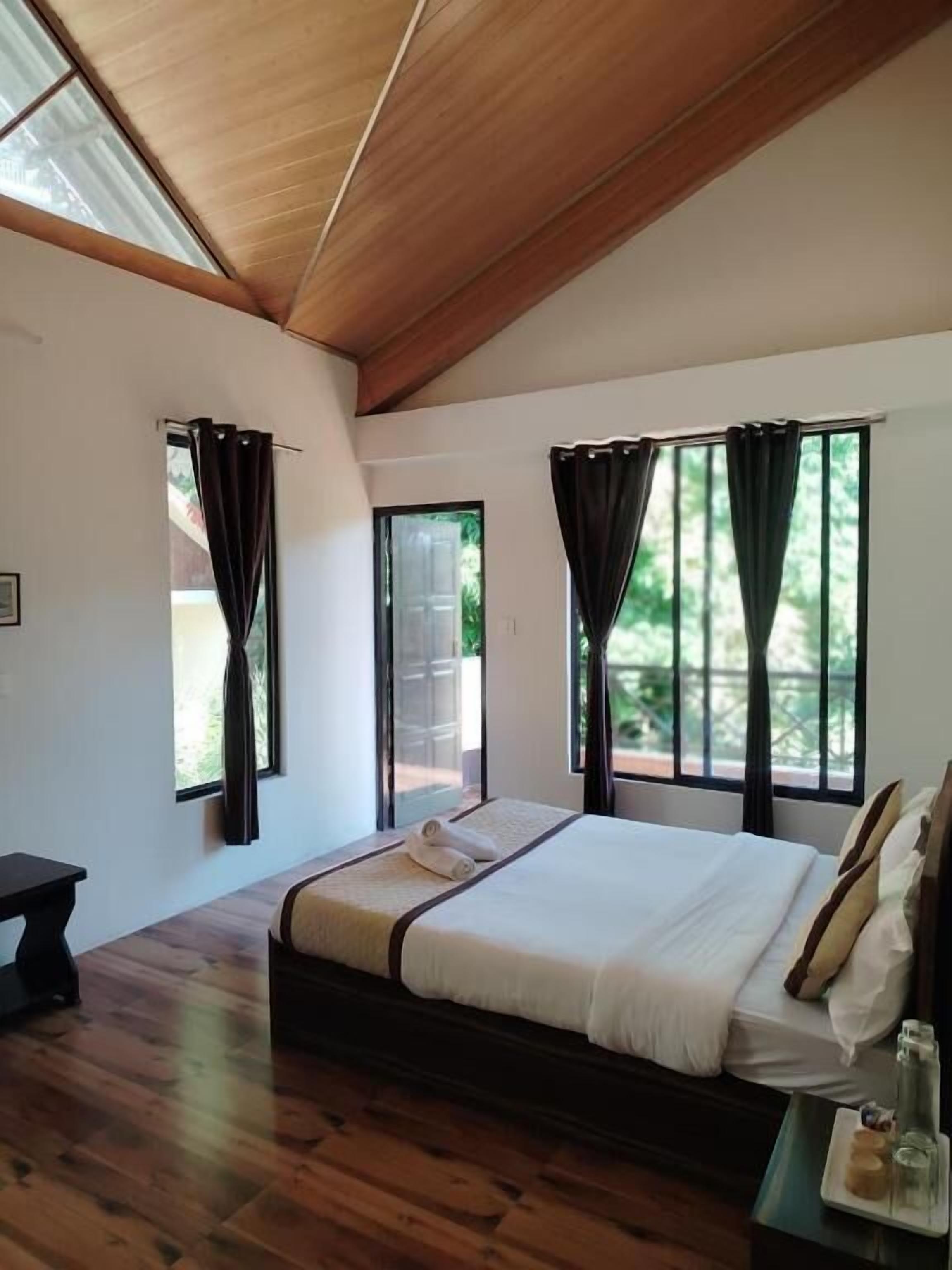 ห้องดีลักซ์ดับเบิล, เตียงควีนไซส์ 1 เตียง, ระเบียง | Wi-Fi ฟรี, ผ้าปูที่นอน