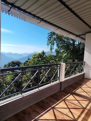 Deluxe Double Room, 1 Queen Bed, Balcony | Free WiFi, bed sheets - Kalimpong Bungalow (Kalimpong)