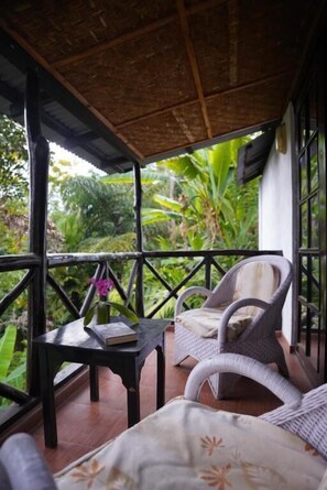 Premium Cottage, 1 Queen Bed, Smoking, Balcony | Living area