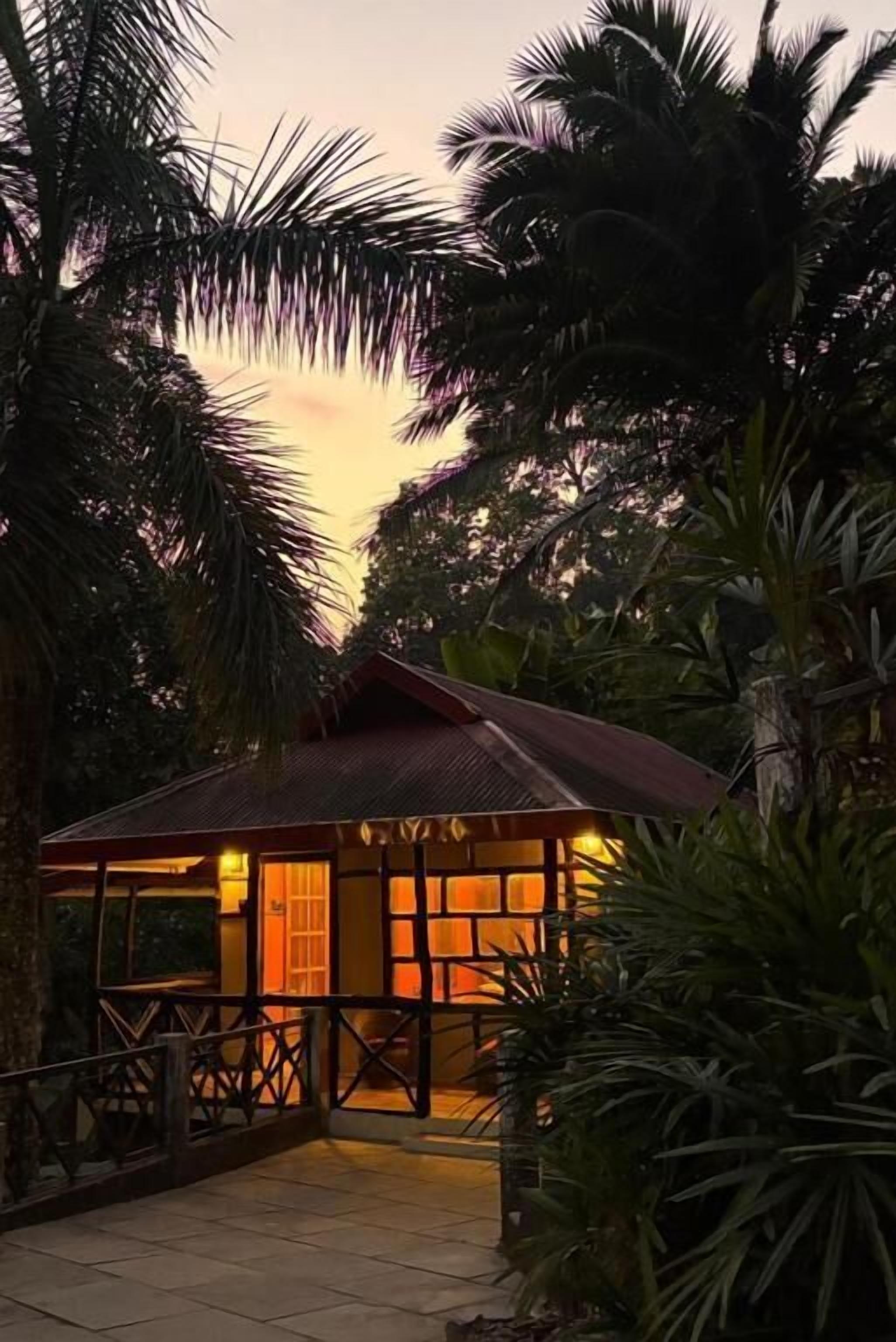 พรีเมียมคอทเทจ, เตียงควีนไซส์ 1 เตียง, สูบบุหรี่ได้, ระเบียง | Wi-Fi ฟรี, ผ้าปูที่นอน