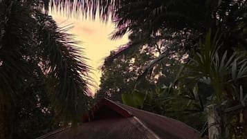 Premium Cottage, 1 Queen Bed, Smoking, Balcony | Free WiFi, bed sheets