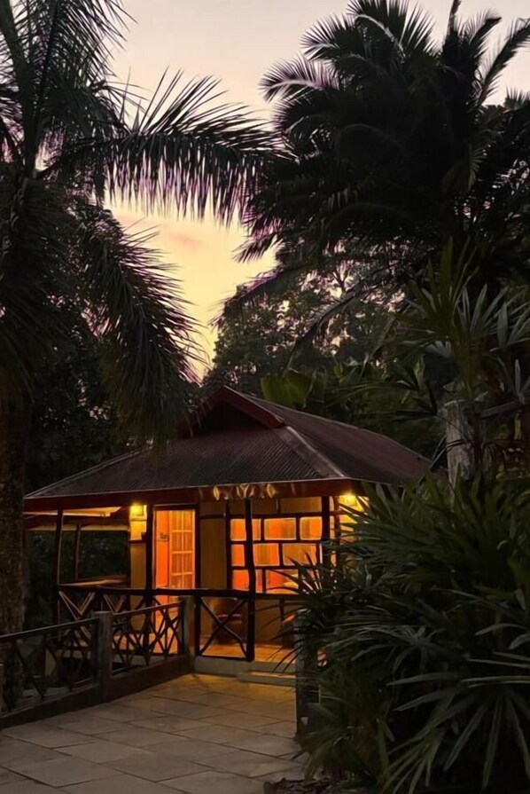 Premium Cottage, 1 Queen Bed, Smoking, Balcony | Free WiFi, bed sheets