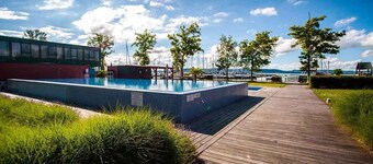 Feriebolig med balkon og udsigt over vandet