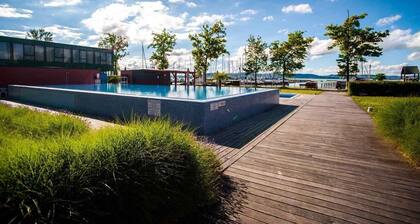 Ferienwohnung mit Balkon und Blick aufs Wasser