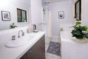 Shower, hair dryer, towels, soap - Peaceful Tropical Oasis in Central Coolum Beach - Dog Friendly! (Coolum Beach)