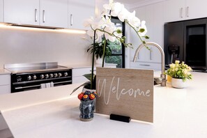 Fridge, microwave, oven, stovetop - Peaceful Tropical Oasis in Central Coolum Beach - Dog Friendly! (Coolum Beach)