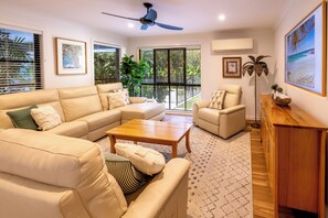 Smart TV - Peaceful Tropical Oasis in Central Coolum Beach - Dog Friendly! (Coolum Beach)