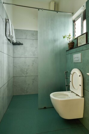 Haartrockner, Handtücher, Seife, Toilettenpapier