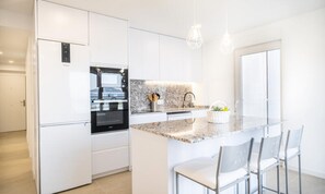 Fridge, microwave, oven, coffee/tea maker - Apartments in Puerto de Sagunto (Sagunto)