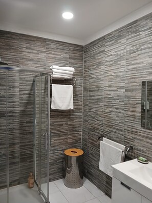 Douche, sèche-cheveux, serviettes fournies, savon