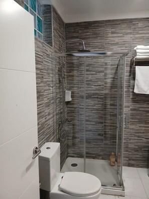 Shower, hair dryer, towels, soap - Lisbon downtown apartment (Lisboa)