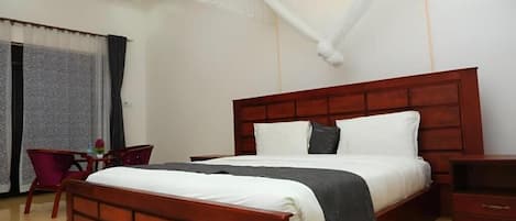 Classic Double Room | Desk, laptop workspace