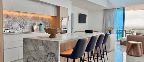 Four Ă micro-ondes, un four, surface de cuisson, lave-vaisselle