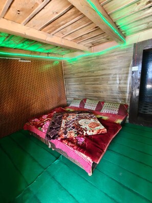 Tremannsrom | Skrivebord, ekstrasenger (mot et tillegg) og sengetøy