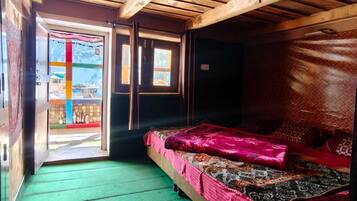 Triple Room | Desk, rollaway beds, bed sheets