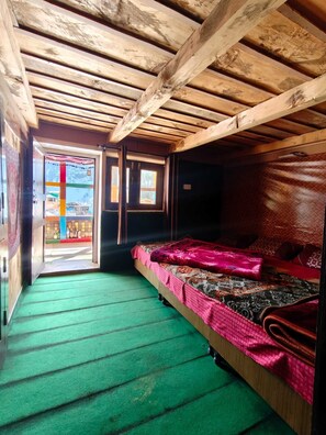 Triple Room | Desk, rollaway beds, bed sheets