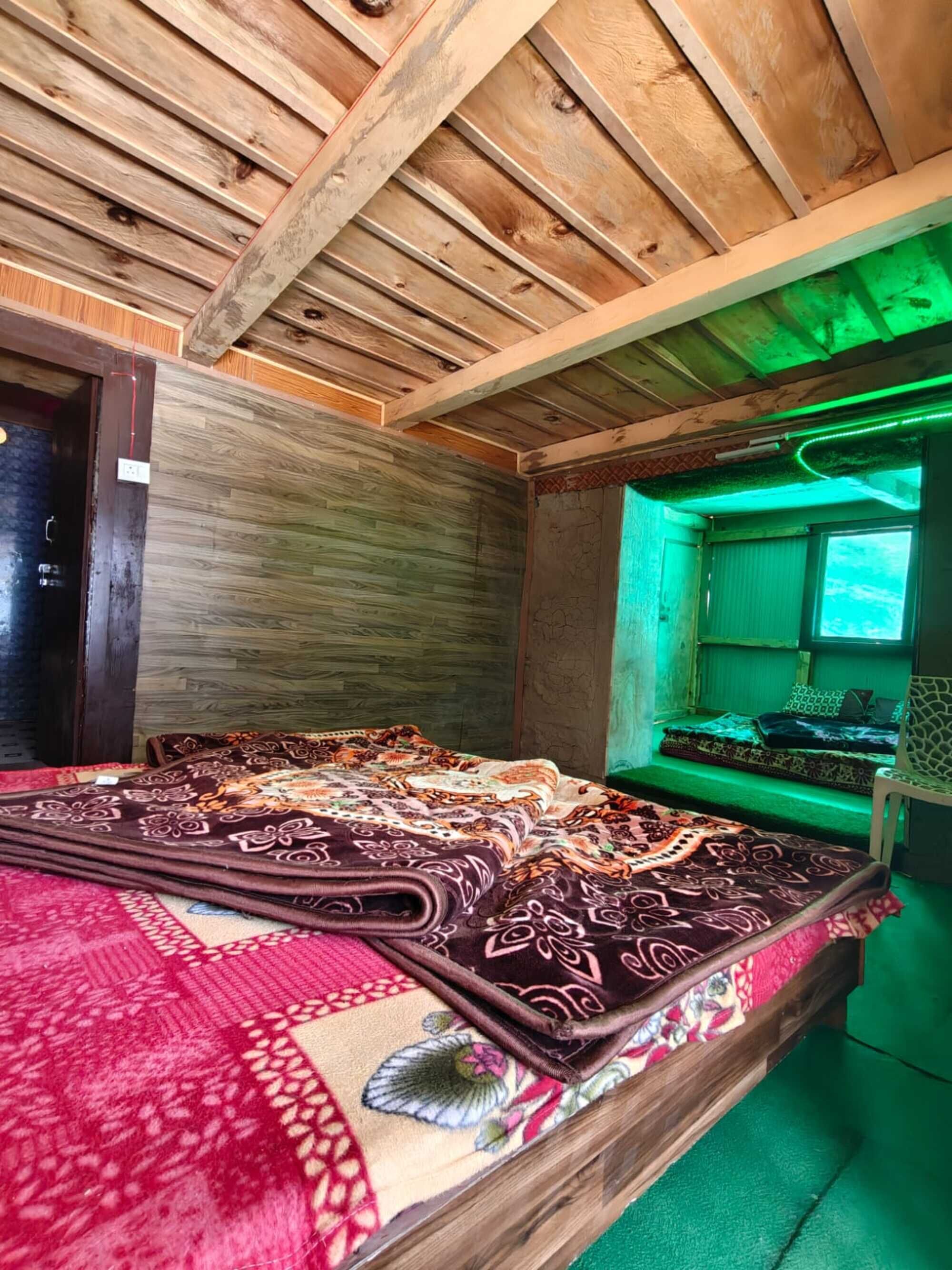 Dobbeltrom | Skrivebord, ekstrasenger (mot et tillegg) og sengetøy