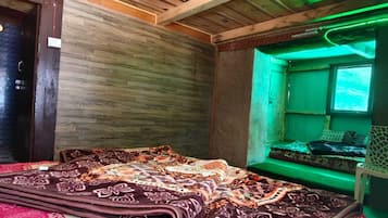 Habitación doble | Escritorio, camas supletorias, ropa de cama