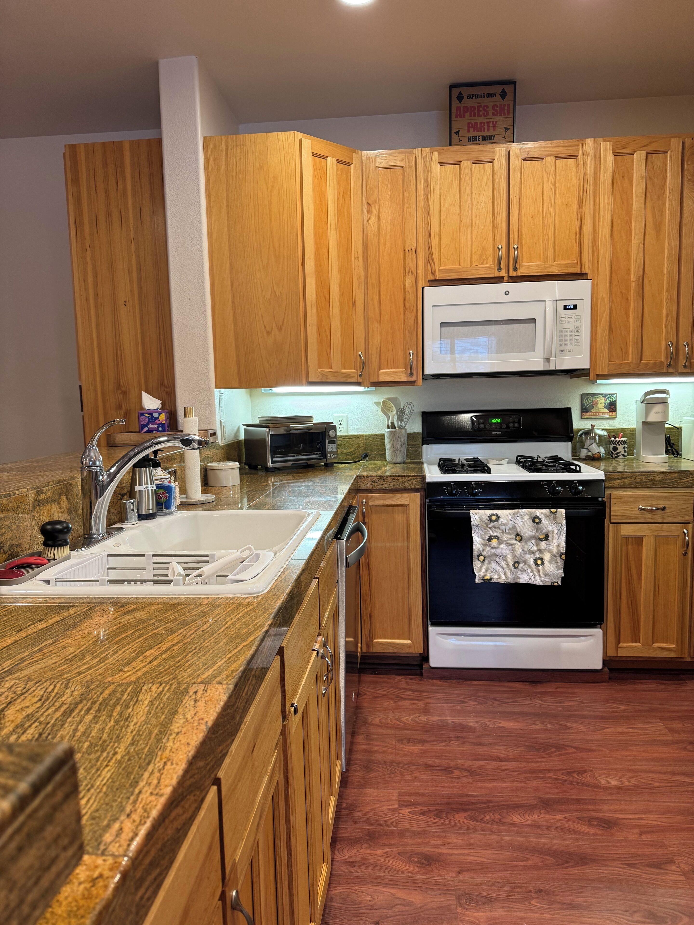 Microondas, horno, placa de cocina, lavavajillas