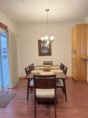 Dining - Kings Beach Townhome – Walk to Lake & Shops, Near Ski Resorts, Hiking & Golf (Kings Beach)