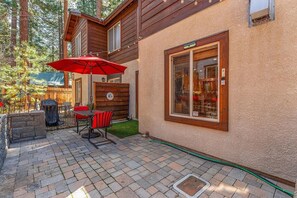 Outdoor dining - Kings Beach Townhome – Walk to Lake & Shops, Near Ski Resorts, Hiking & Golf (Kings Beach)