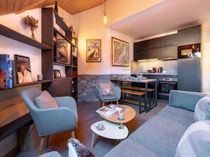 Apartment | Living area - Comfortable Duplex in the City-center of Chamonix (Chamonix-Mont-Blanc)