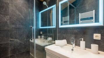 Apartment | Bathroom | Hair dryer, towels, soap, shampoo